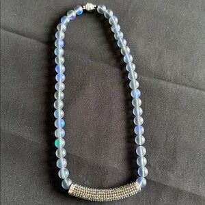 Moonglow blue bead EUC necklace in silvertone & faceted acrylic bead accents